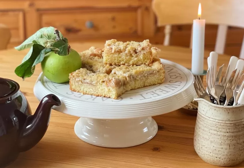 Apple crumble cake