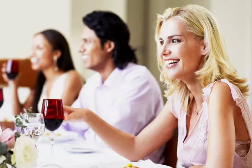 Correct dinner party conversation etiquette